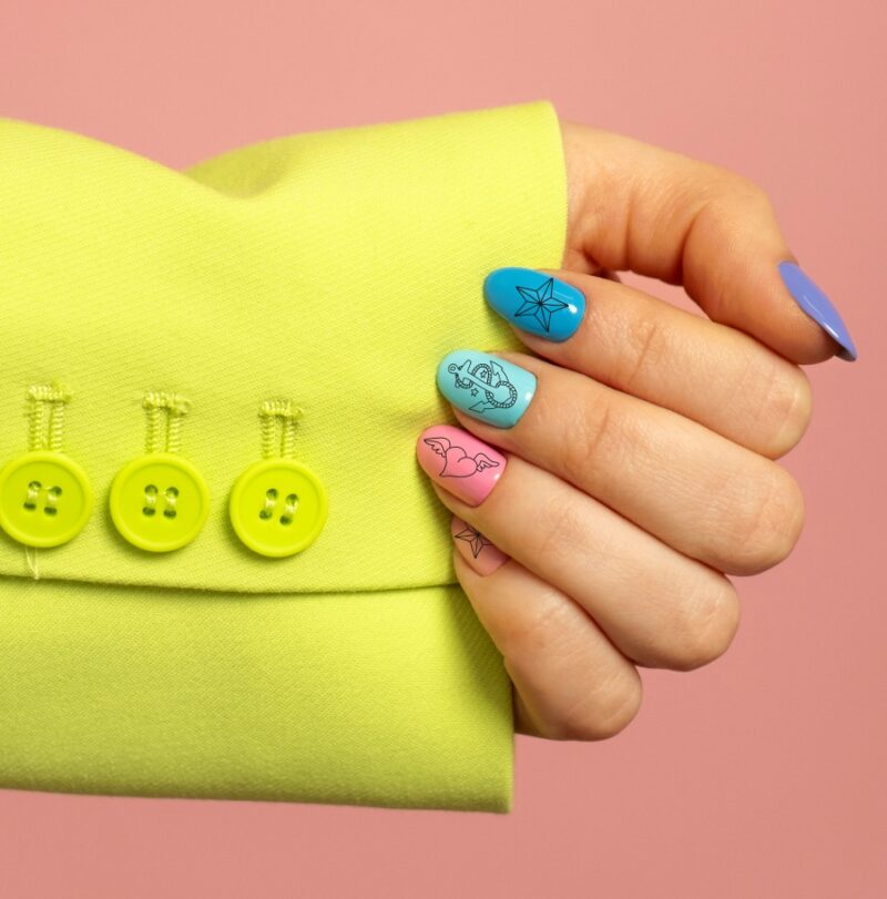 tatuaze-kalkomanie-zdobienie-paznokci